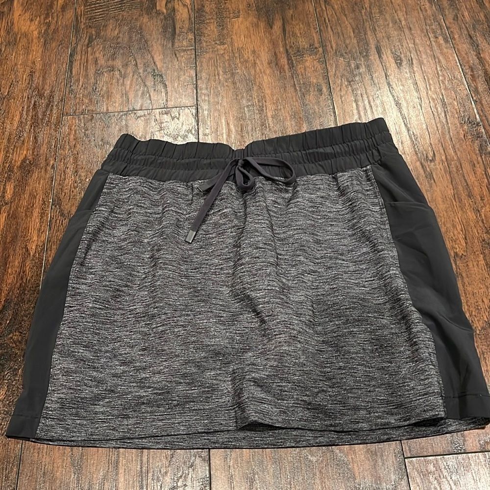 Athleta excursion skort skirt with pockets size small Heather grey EUC